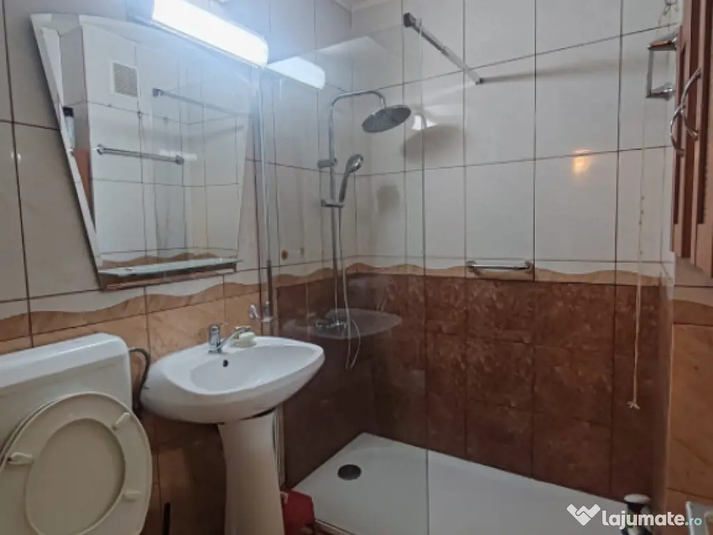 Apartament 4 camere decomandat, etaj 2, zonă excelentă – 
