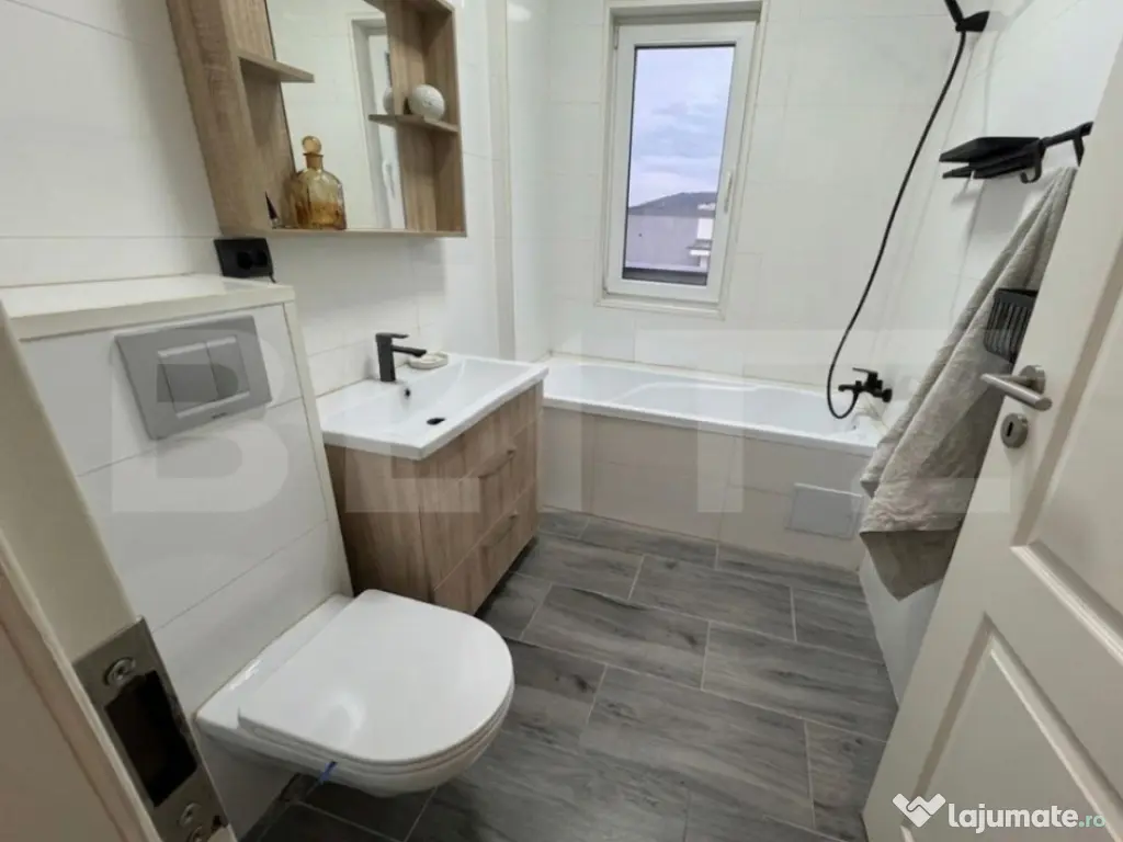 Apartament 3 camere, 67 mp, parcare, 2 bai, 2 balcoane, Zona