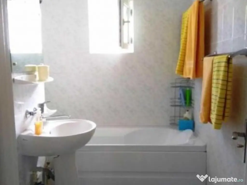 Capitol, de inchiriat 2 camere, decomandat, mobilat, gaze