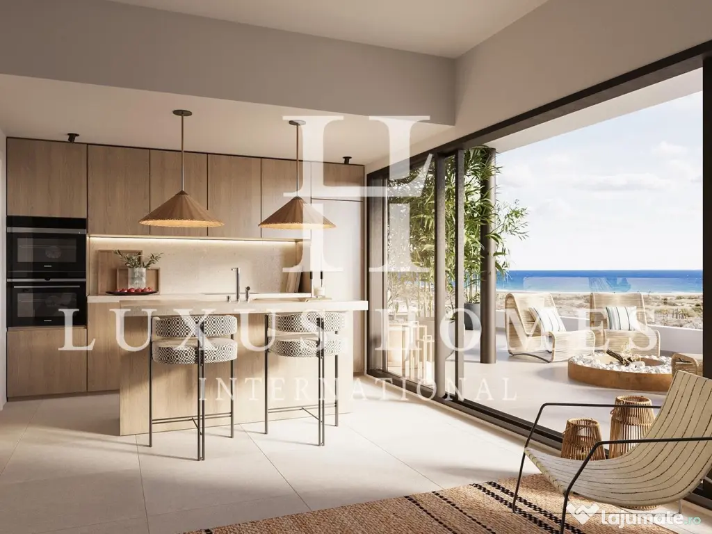 Apartament pe malul mării, situat într-un complex de golf cu piscine, restaurant 