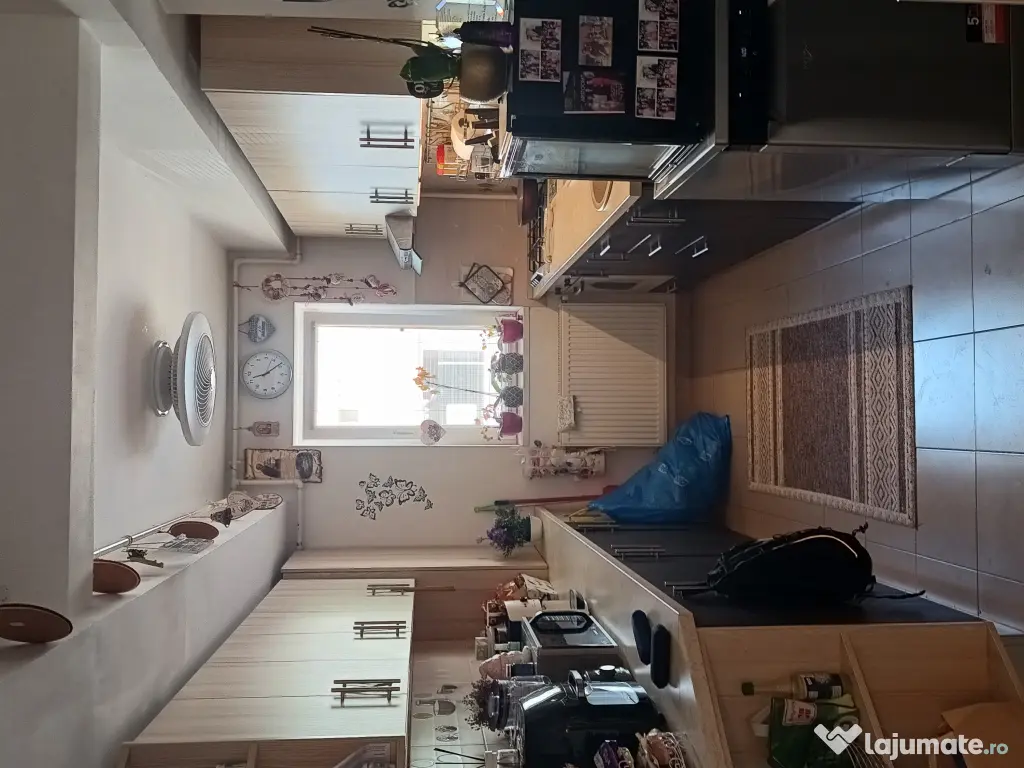 Vând apartament cu 3 camere terasă și parcare subterană, la 15 minute de metro 