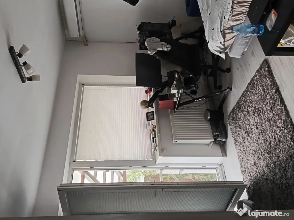 Vând apartament cu 3 camere terasă și parcare subterană, la 15 minute de metro 