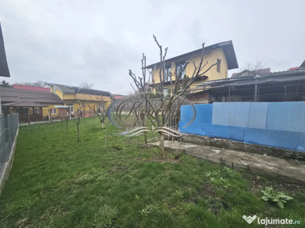 Casa solida cu teren drept si pozitie retrasa 