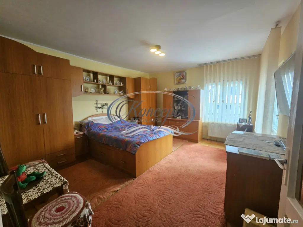 Casa solida cu teren drept si pozitie retrasa 