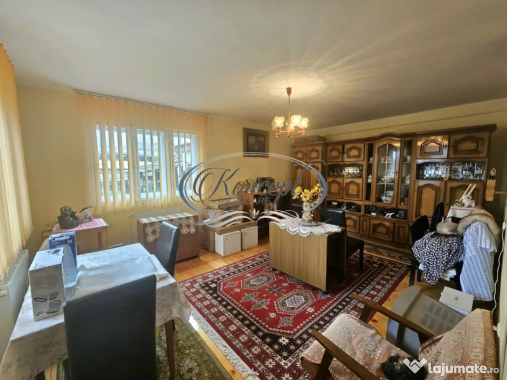 Casa solida cu teren drept si pozitie retrasa 