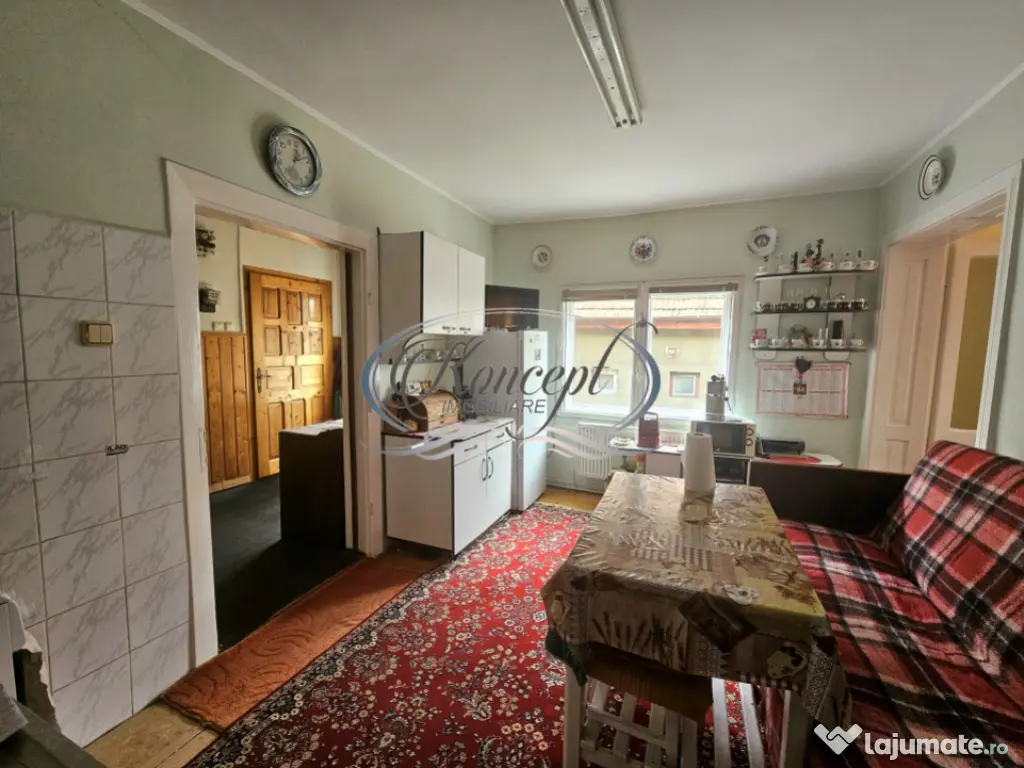 Casa solida cu teren drept si pozitie retrasa 