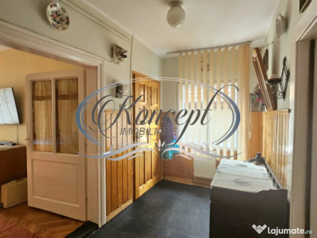 Casa solida cu teren drept si pozitie retrasa 