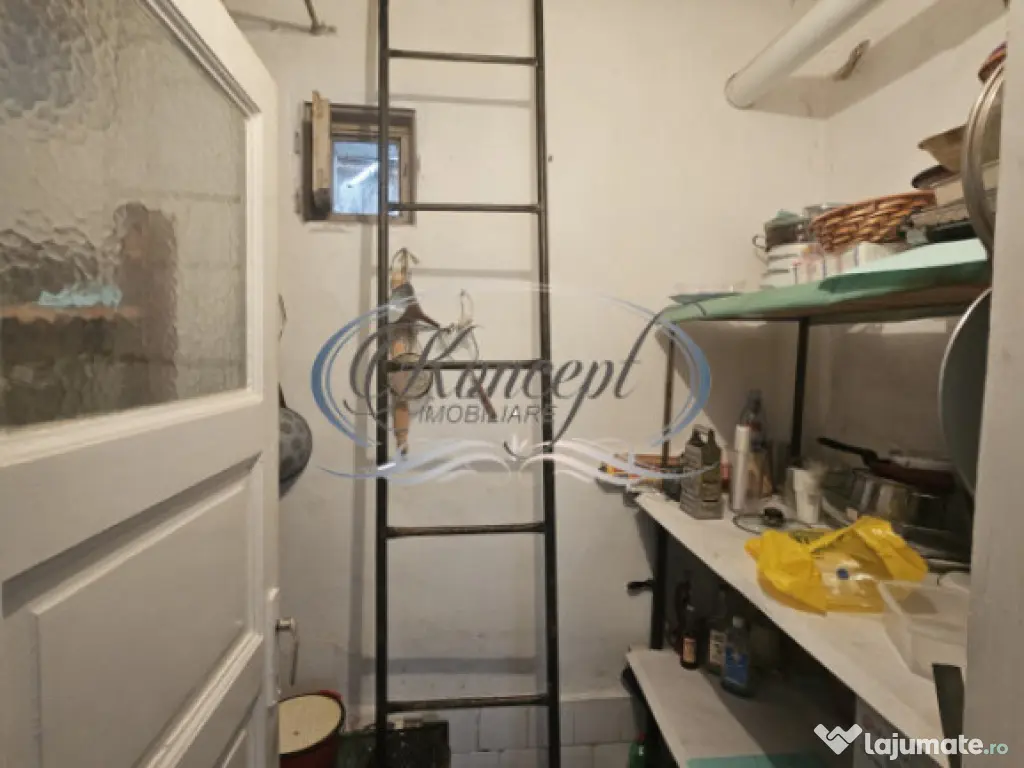 Casa solida cu teren drept si pozitie retrasa 