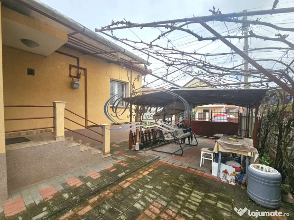 Casa solida cu teren drept si pozitie retrasa 