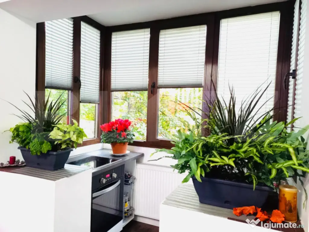 Apartament 3 camere, semidecomandat - zona Rogerius 