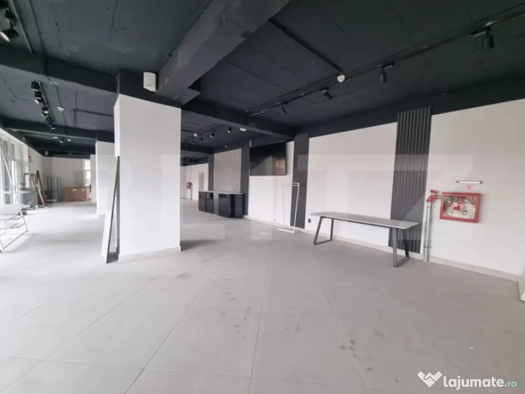 Spatiu comecial pentru showroom, 375mp, bloc nou, zona Corne 