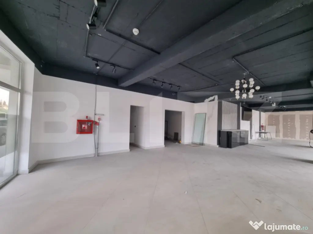 Spatiu comecial pentru showroom, 375mp, bloc nou, zona Corne 