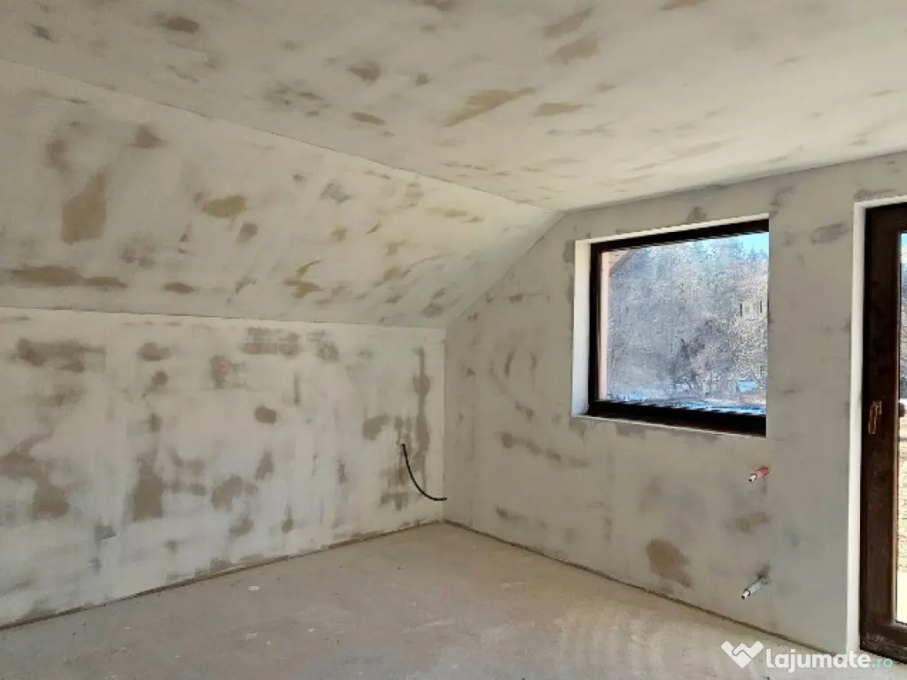 Casa P+M si 1400 mp teren,langa parau si padure, com.Piatra Soimului 