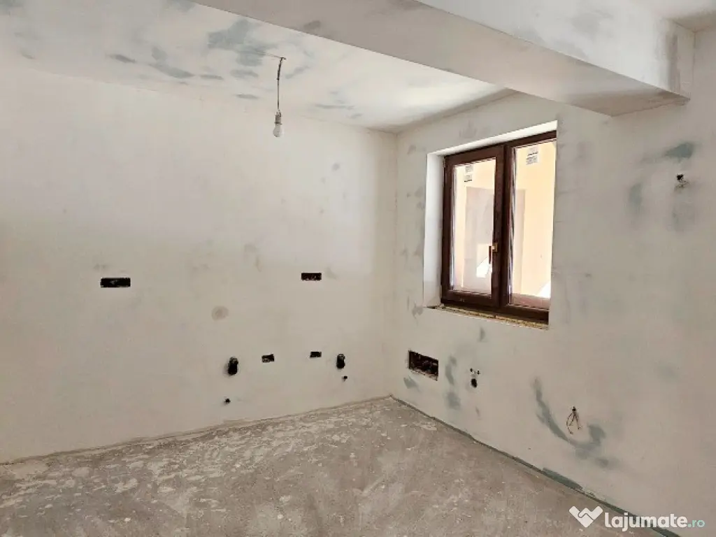 Casa P+M si 1400 mp teren,langa parau si padure, com.Piatra Soimului 