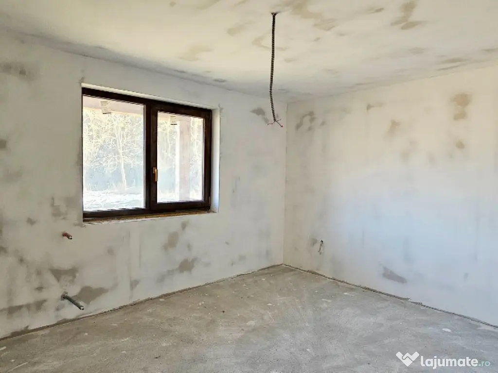 Casa P+M si 1400 mp teren,langa parau si padure, com.Piatra Soimului 