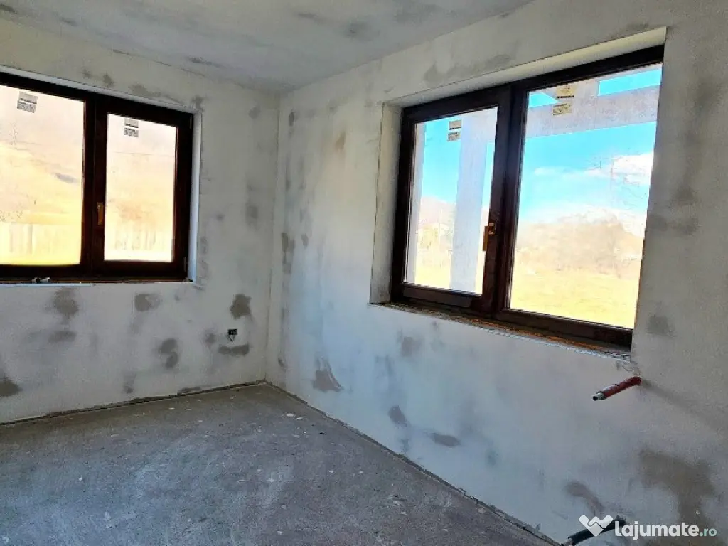 Casa P+M si 1400 mp teren,langa parau si padure, com.Piatra Soimului 