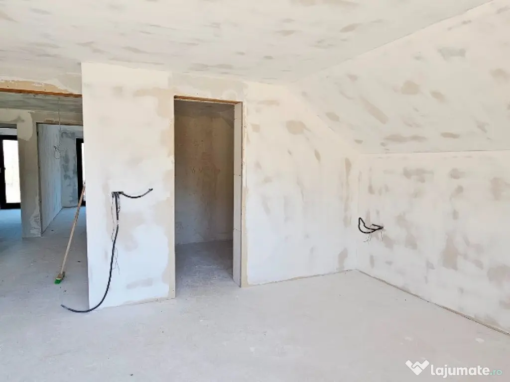 Casa P+M si 1400 mp teren,langa parau si padure, com.Piatra Soimului 