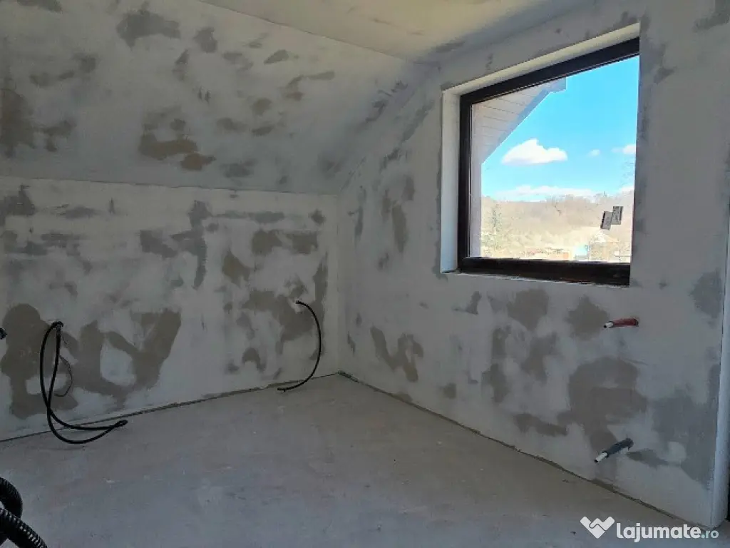 Casa P+M si 1400 mp teren,langa parau si padure, com.Piatra Soimului 