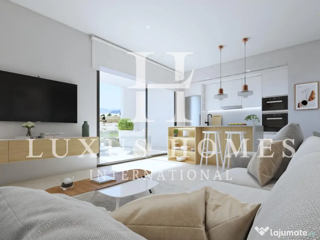 Apartament cu vedere la lac, terasă, piscină, situat într-o stațiune de golf 