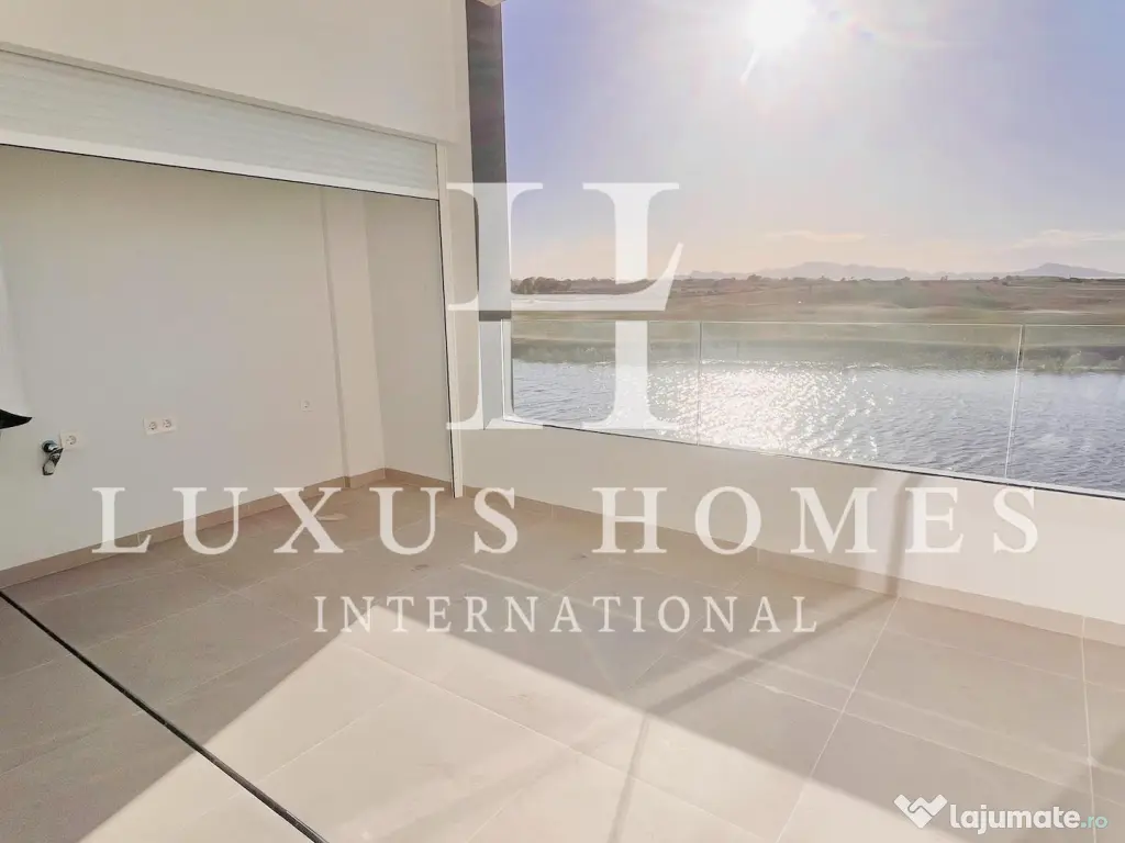 Apartament cu vedere la lac, terasă, piscină, situat într-o stațiune de golf 