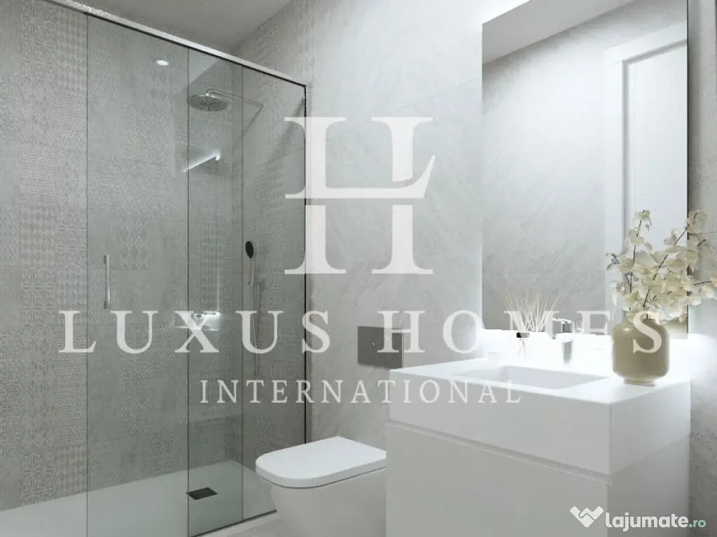 Apartament cu vedere la lac, terasă, piscină, situat într-o stațiune de golf 