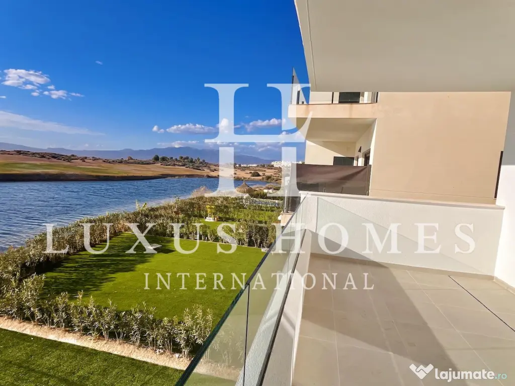 Apartament cu vedere la lac, terasă, piscină, situat într-o stațiune de golf 