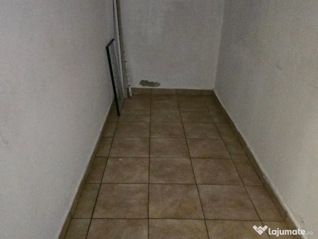 Inchiriez spatiu comercial in Deva, Miorita, parter, vitrina 13 metri 