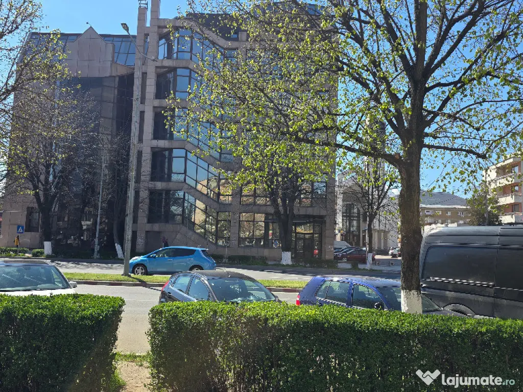 Inchiriez spatiu comercial in Deva, Miorita, parter, vitrina 13 metri 