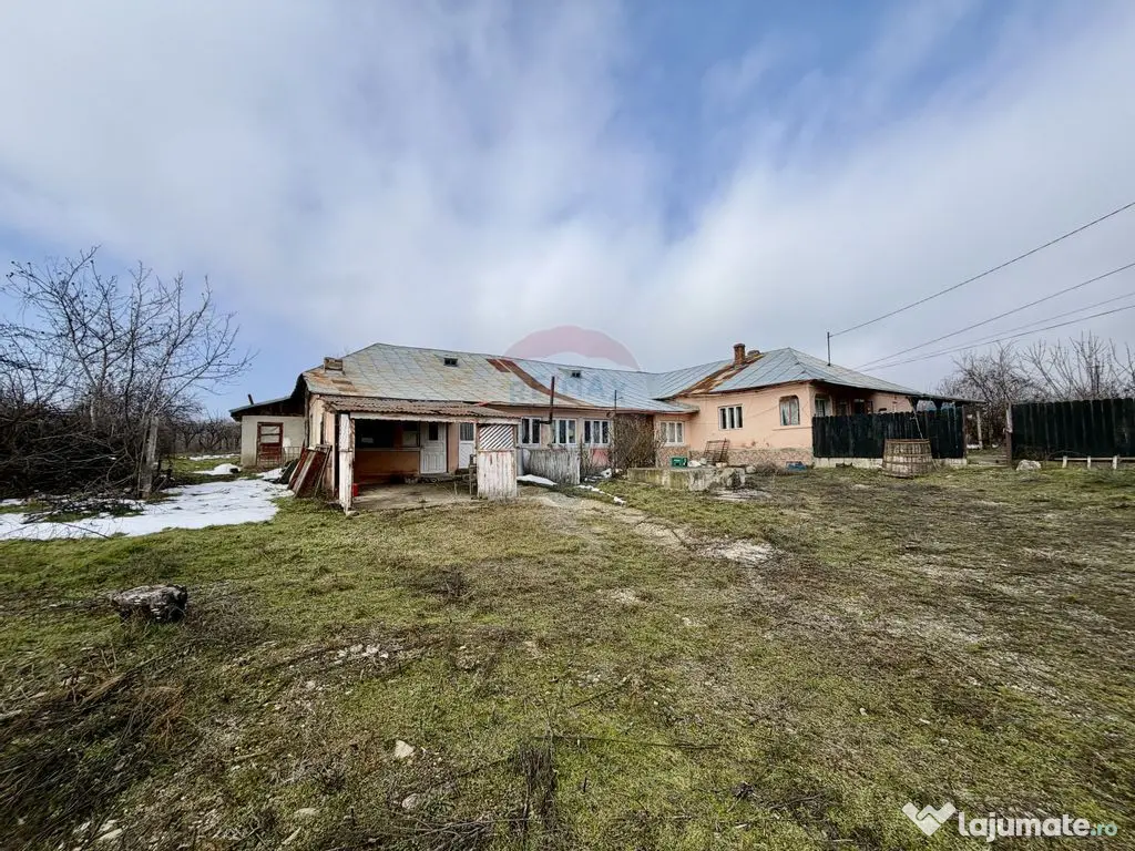 Casă cu 4 camere si teren 7727 mp Blidari