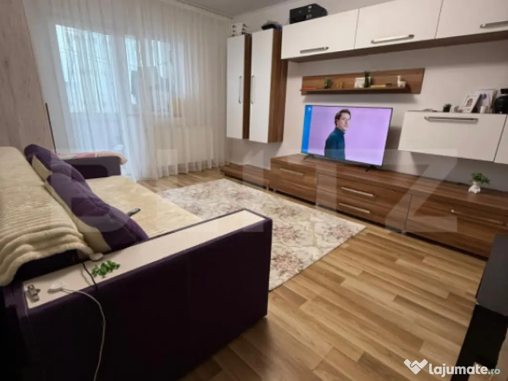 Apartament 2 camere, decomandat, etaj intermediar, parcare,