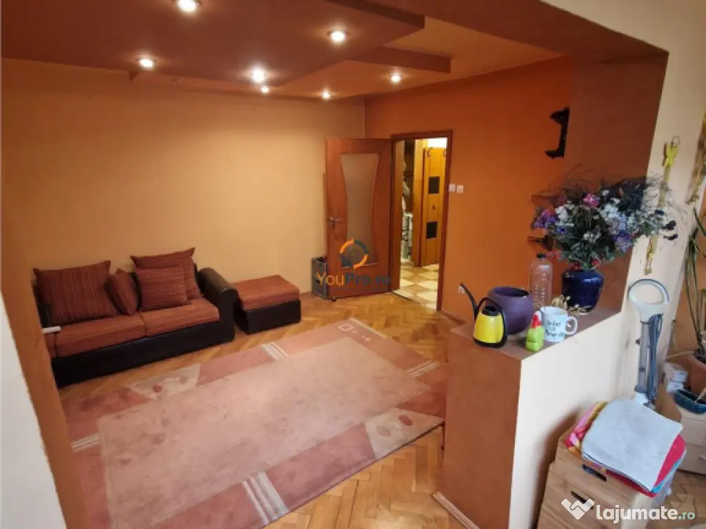 Decomandat 4 camere etaj 1 Circumvalatiunii/Iulius Town