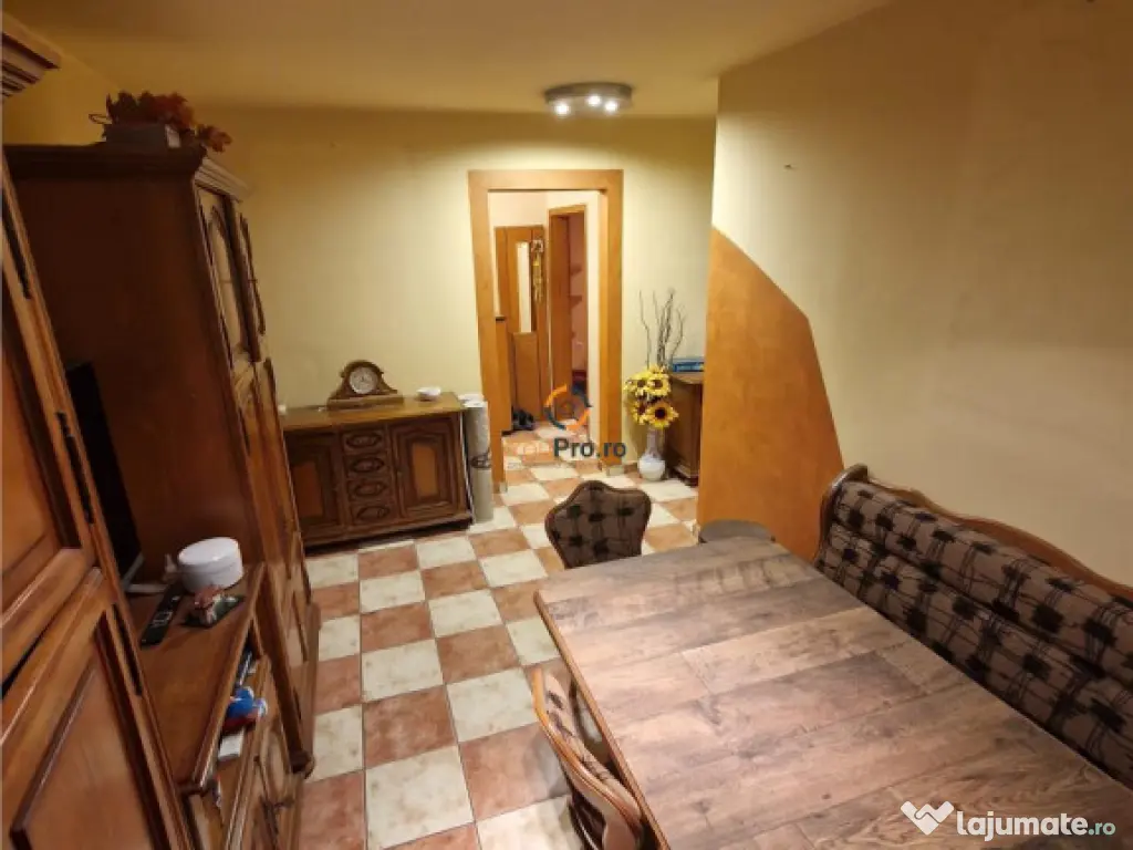 Decomandat 4 camere etaj 1 Circumvalatiunii/Iulius Town