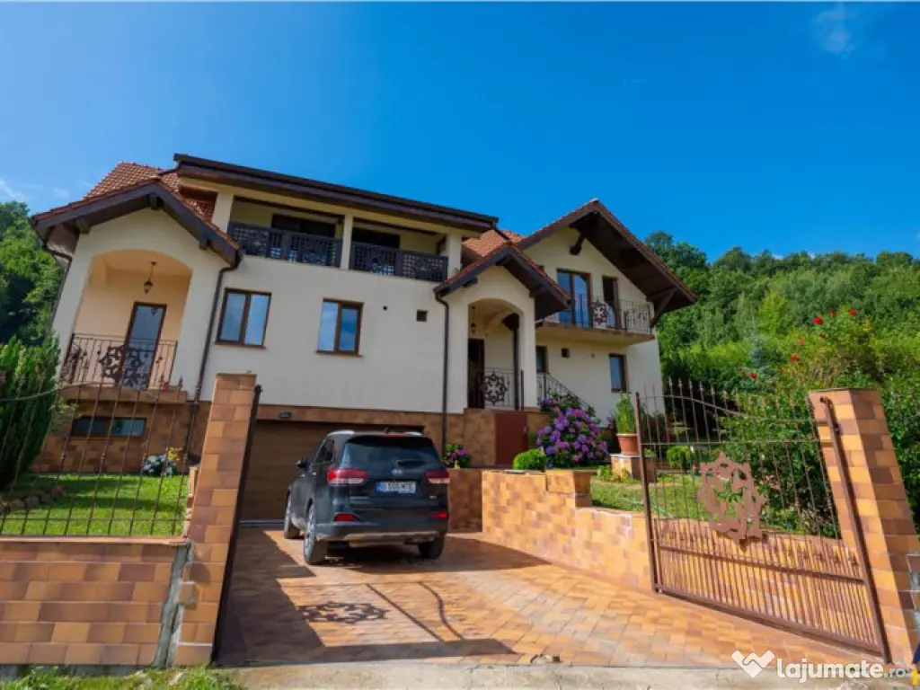 FILM! Resedinta nobiliara, in inima coltului verde al Vaii N