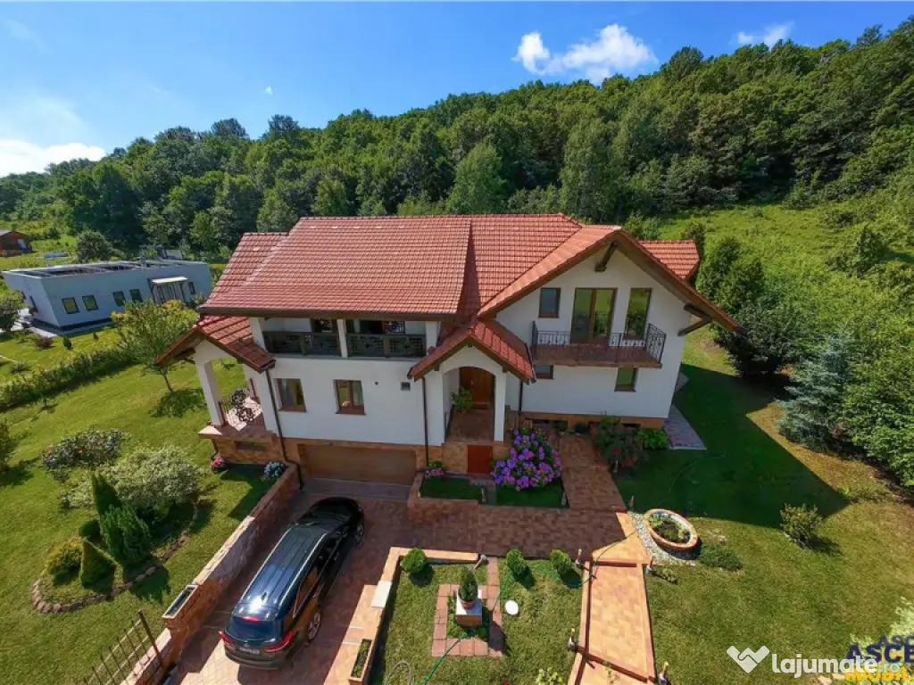 FILM! Resedinta nobiliara, in inima coltului verde al Vaii N