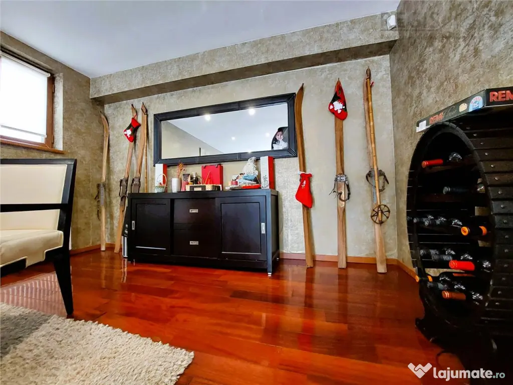 Resedinta Exclusivista Sinaia, Central