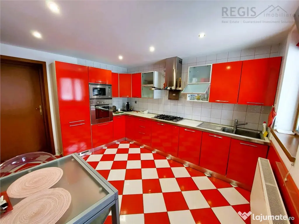 Resedinta Exclusivista Sinaia, Central