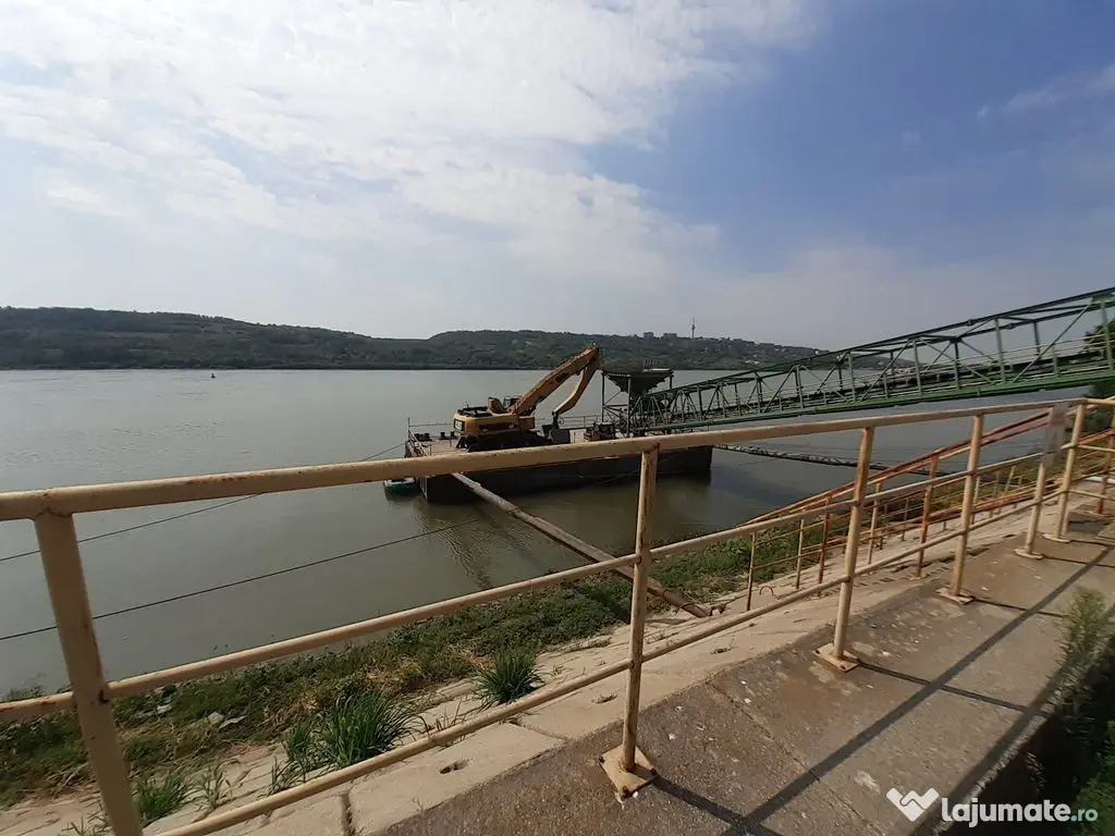 Oltenita - teren pe malul Dunarii cu chei betonat si pont... 