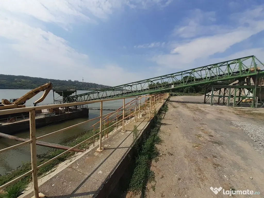 Oltenita - teren pe malul Dunarii cu chei betonat si pont... 
