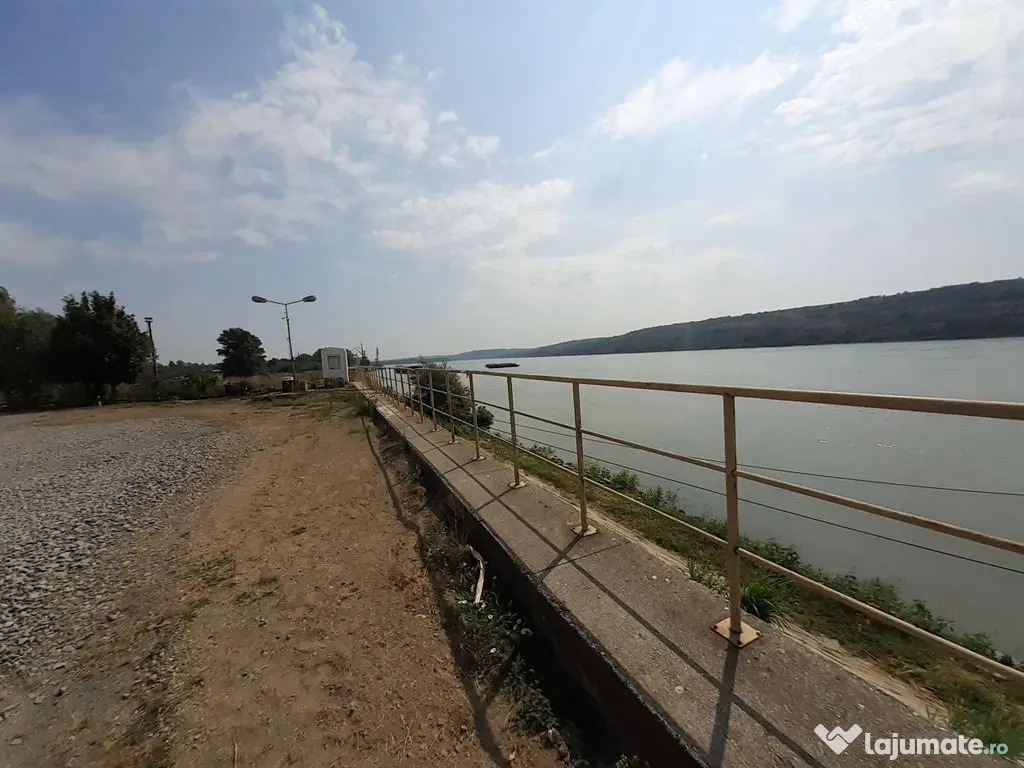 Oltenita - teren pe malul Dunarii cu chei betonat si pont... 