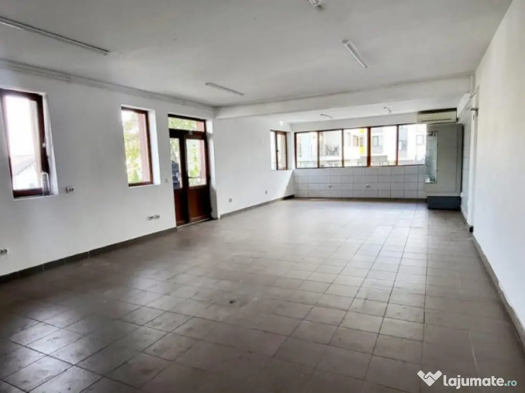 Spatiu comercial la strada, 79mp, zona Subcetate