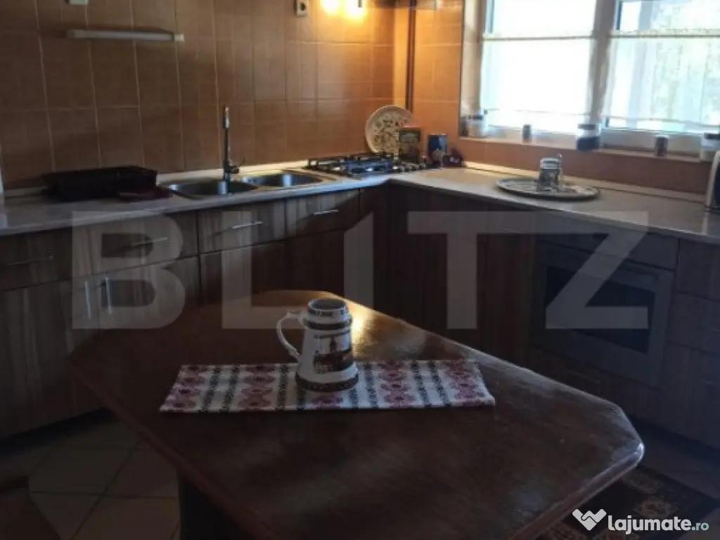 Casa tip vila 8 camere, 350mp, zona Corunca