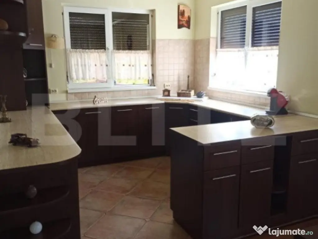 Casa tip vila 8 camere, 350mp, zona Corunca