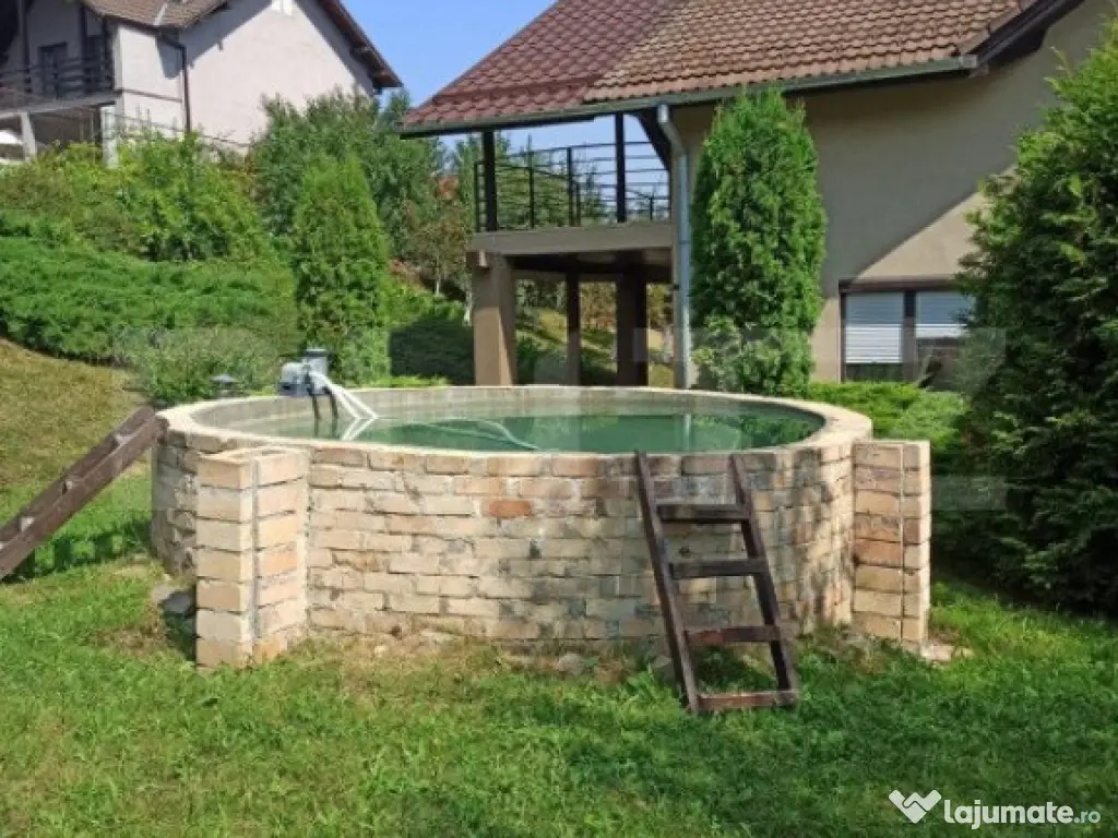 Casa tip vila 8 camere, 350mp, zona Corunca