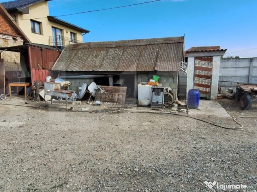 Casa bătrânească cu anexe , teren de 4200mp, zona Madaras