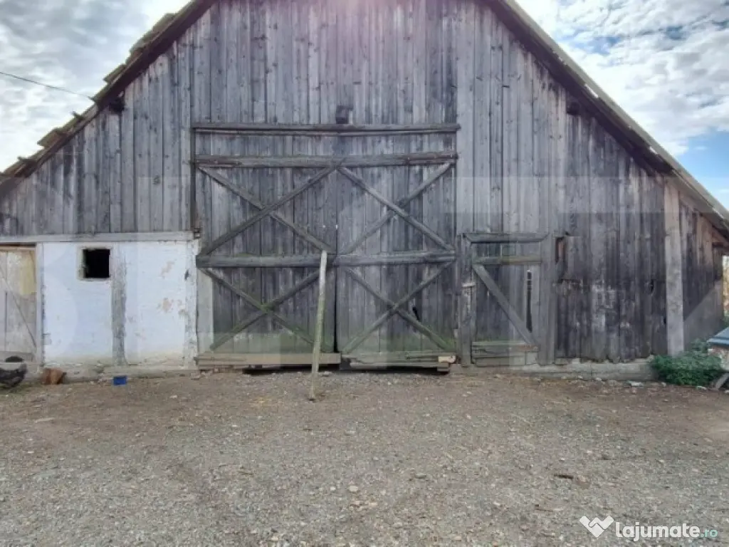Casa bătrânească cu anexe , teren de 4200mp, zona Madaras