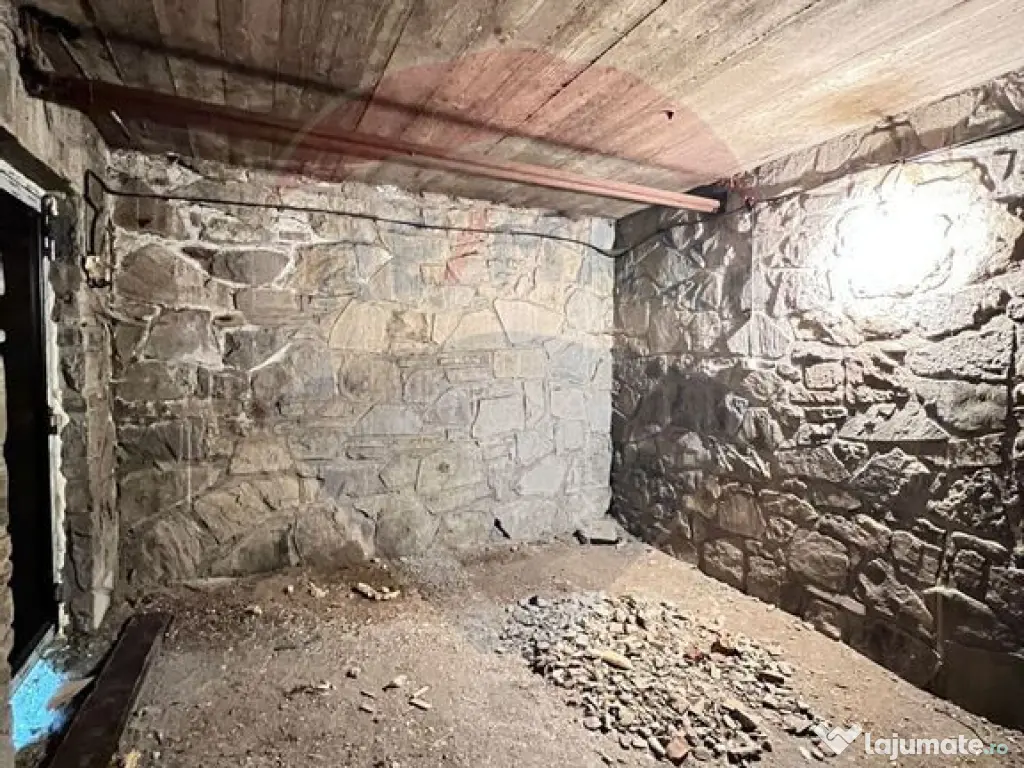 Casă / Vilă 7 camere sat Mădei comuna Borca Jud Neamț 