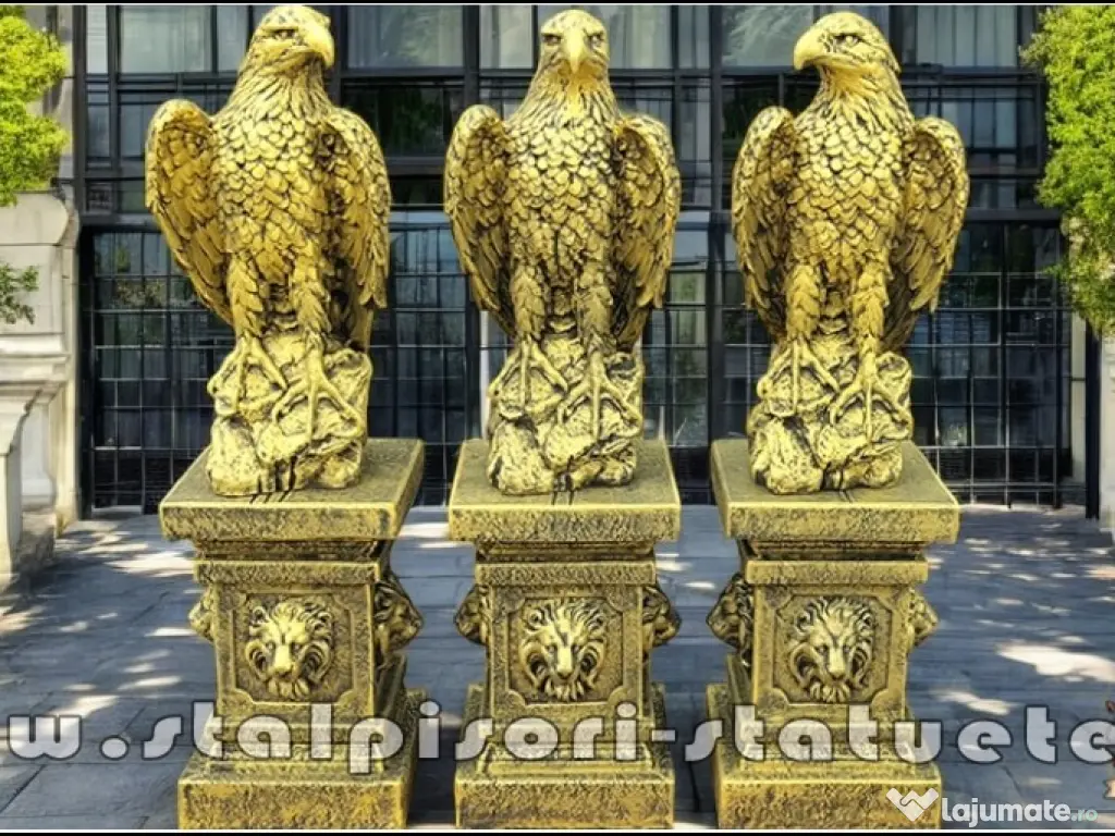 Set 3 statuete vulturi cu socluri, auriu antichizat.