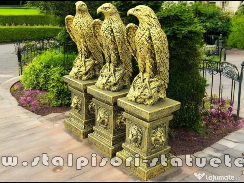Set 3 statuete vulturi cu socluri, auriu antichizat.