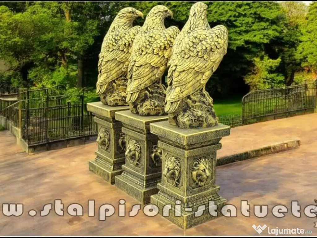 Set 3 statuete vulturi cu socluri, auriu antichizat.