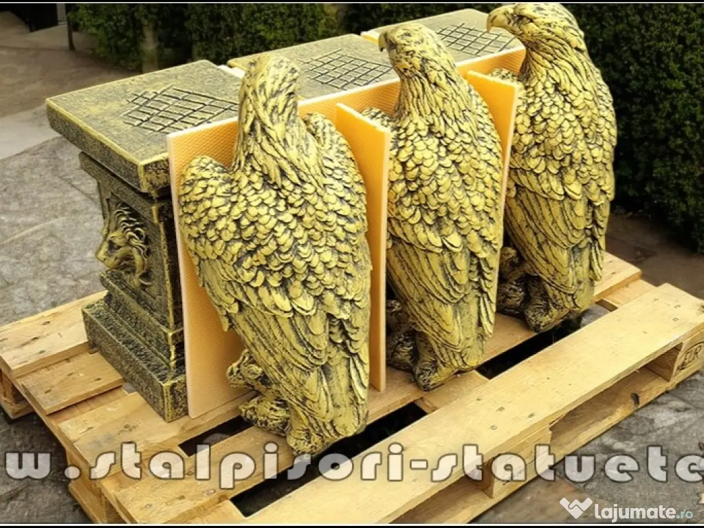 Set 3 statuete vulturi cu socluri, auriu antichizat.